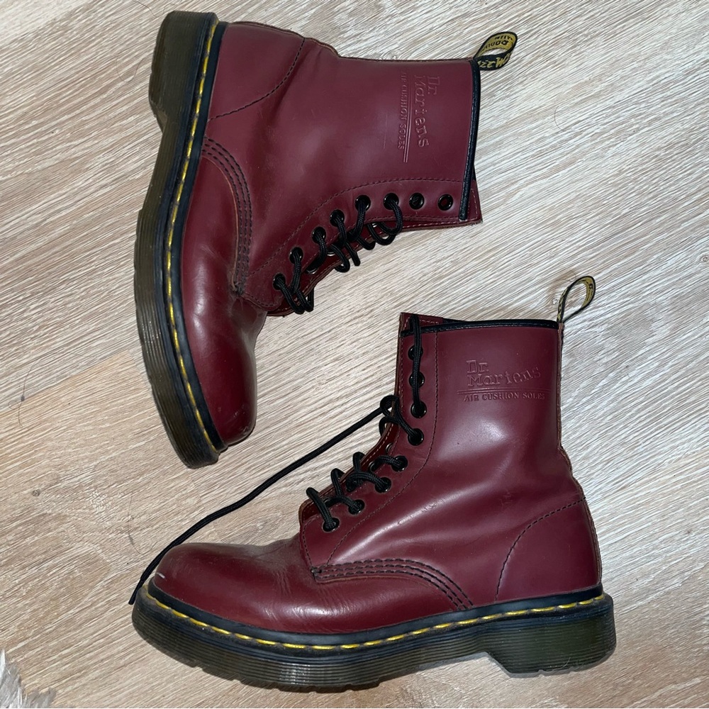 Dr. Martens 1460
Smooth Leather Lace Up Boots (Women’s 7)